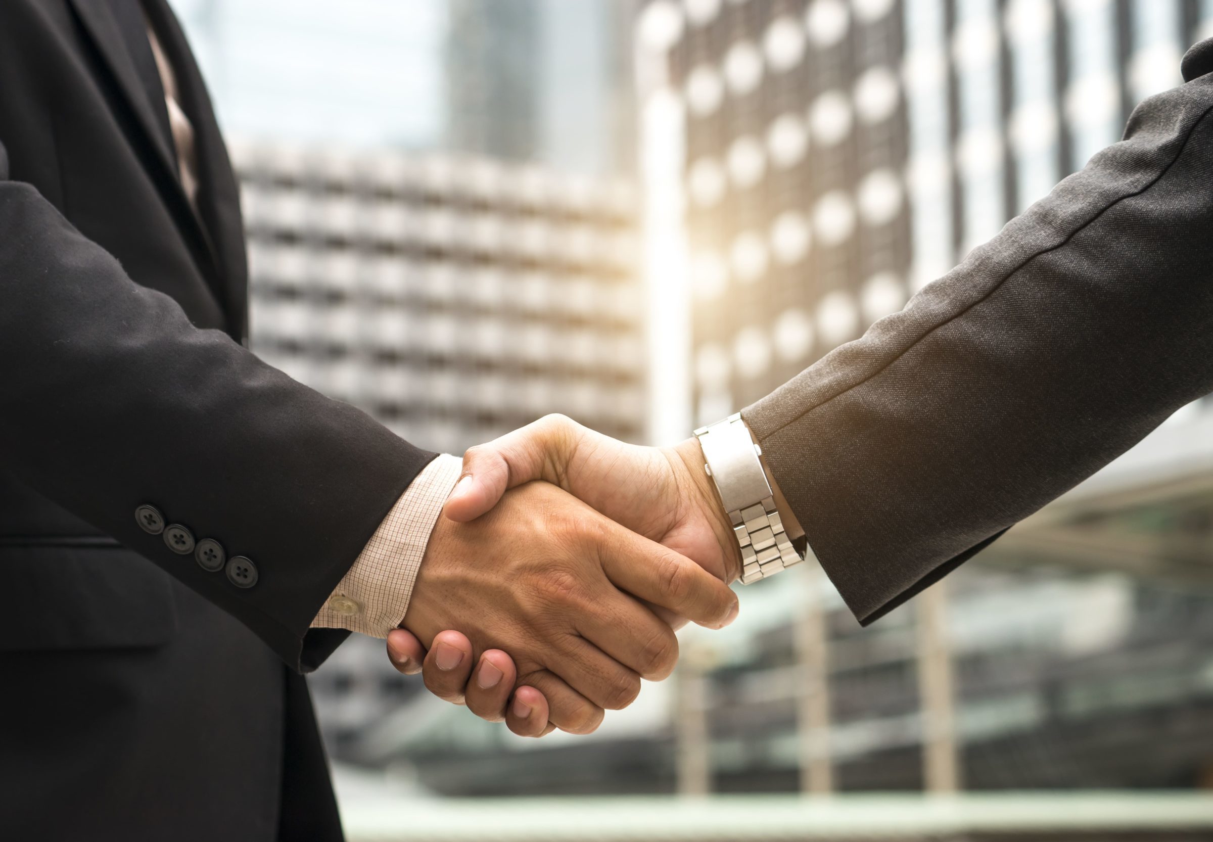 Abschluss der Vertriebspartnerschaft als Anbieter für Ladelösungen zwischen zwei Stadtwerken