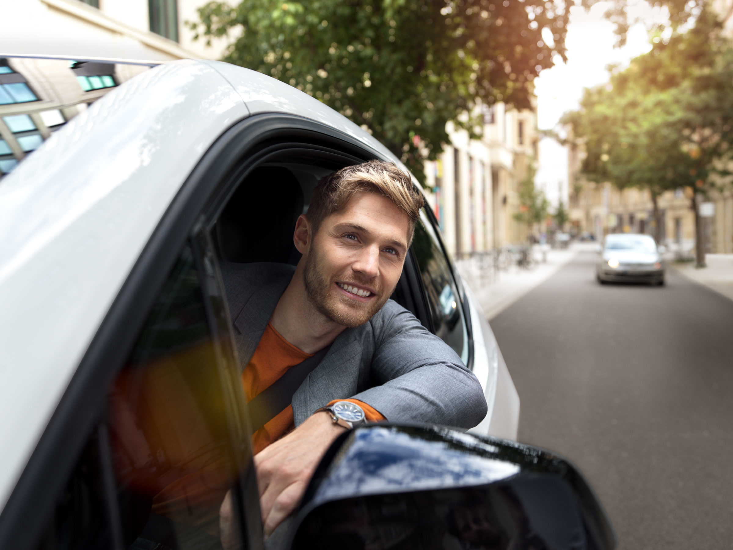 Glücklicher Kunde im Elektroauto